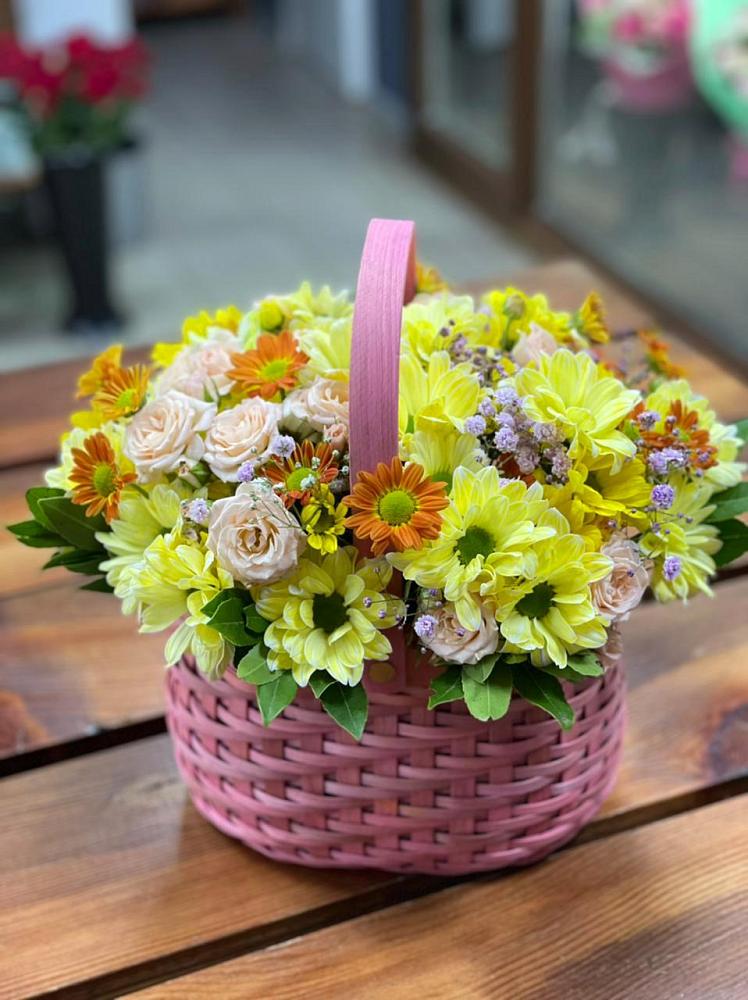 Цветочная композиция из Хризантемы и Розы в корзине в Черемушки