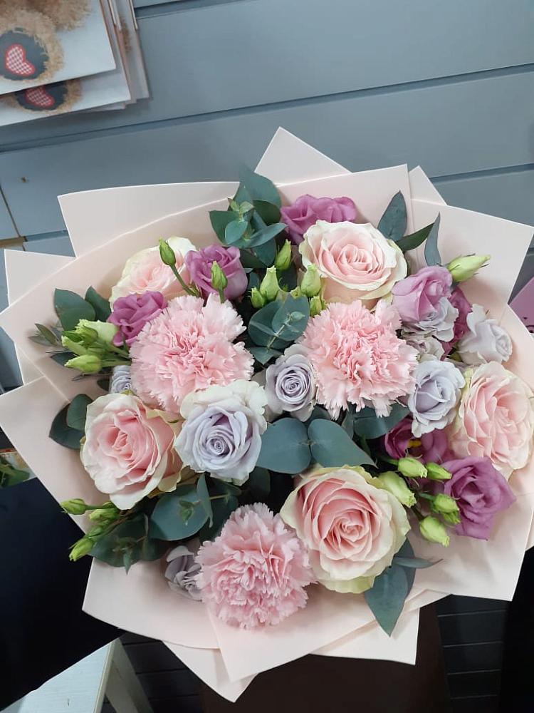 Букет цветов из: Розы, Гвоздики и Лизиантусы в Черемушки